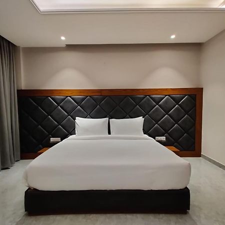 Una  Hotel Parth المظهر الخارجي الصورة