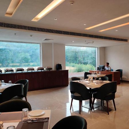 Una  Hotel Parth المظهر الخارجي الصورة