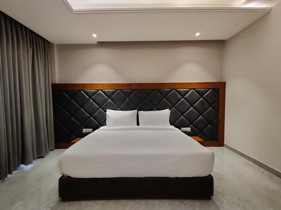 Una  Hotel Parth المظهر الخارجي الصورة