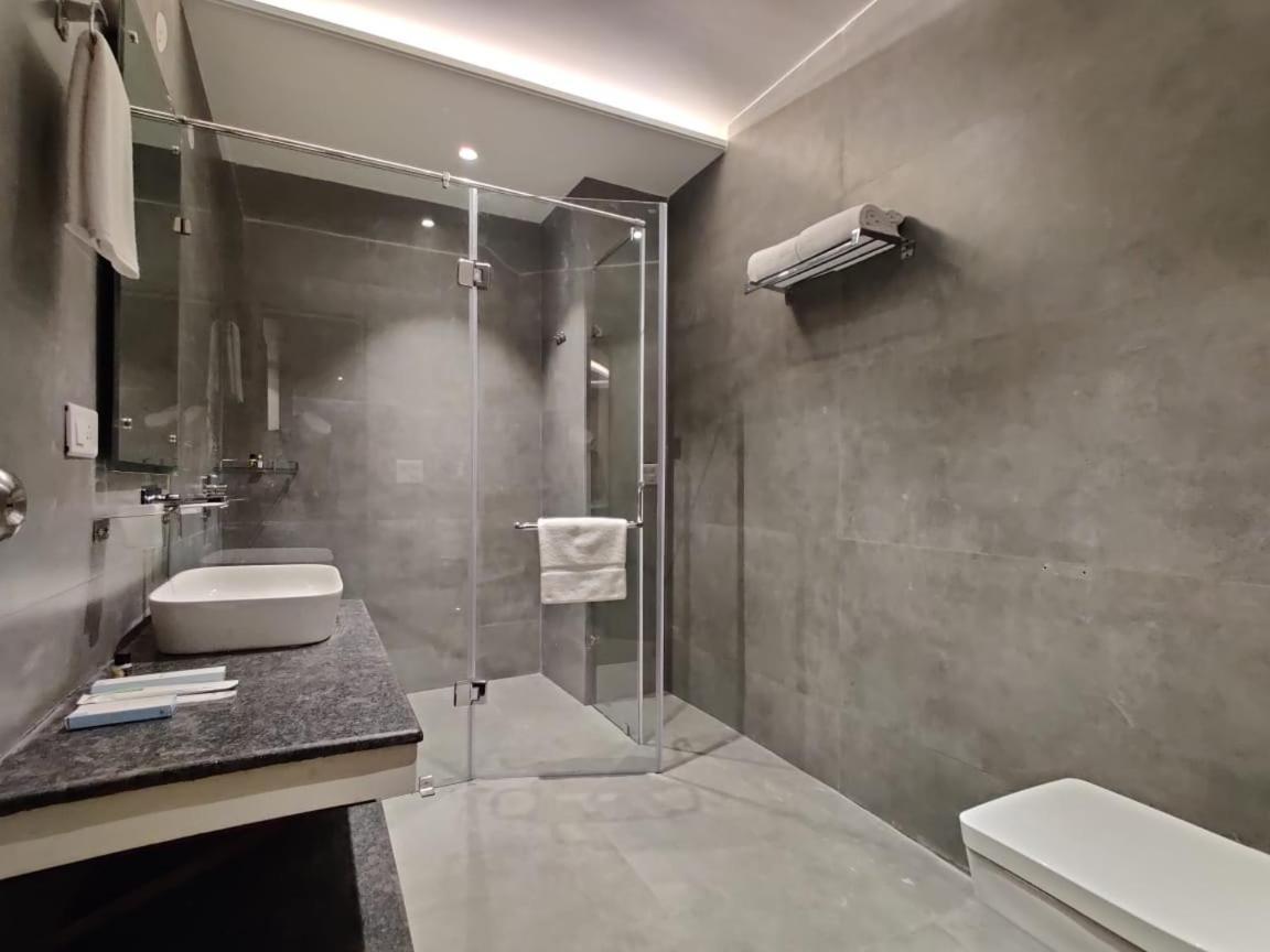 Una  Hotel Parth المظهر الخارجي الصورة
