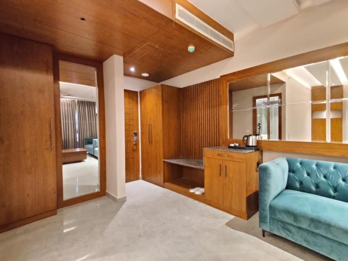 Una  Hotel Parth المظهر الخارجي الصورة