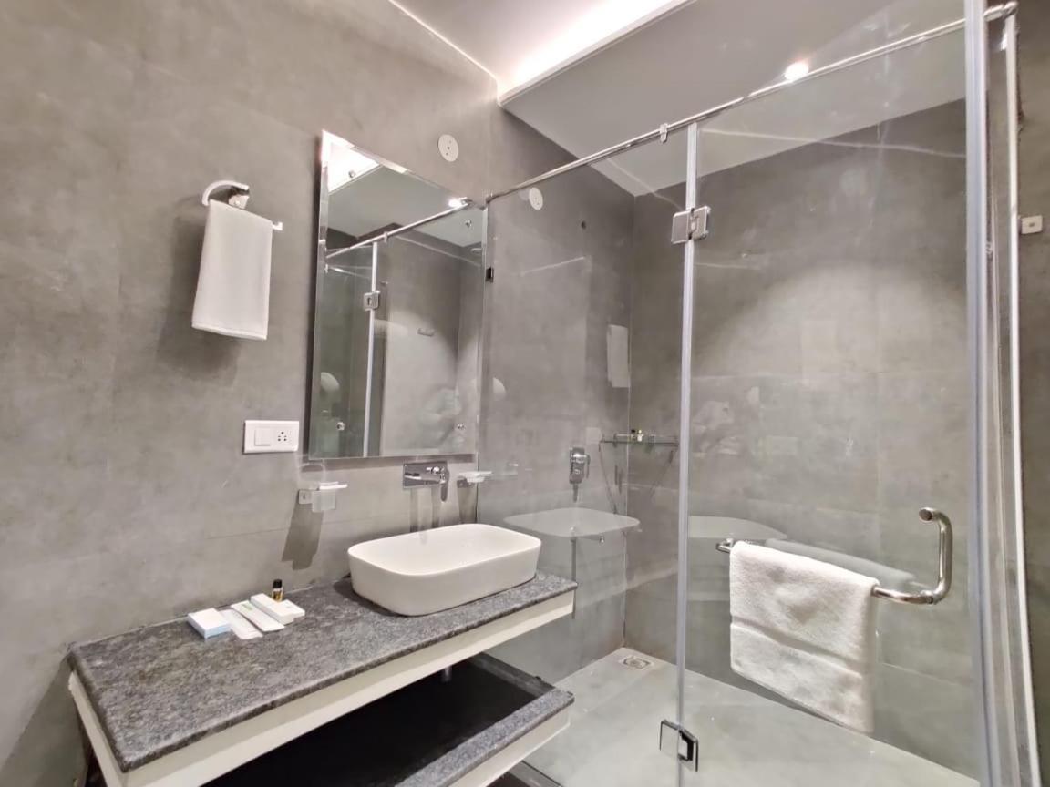 Una  Hotel Parth المظهر الخارجي الصورة